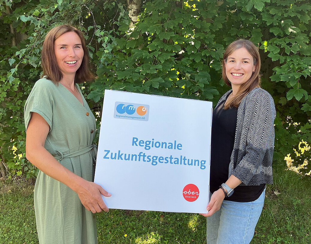 Christa Winklehner (li) übernimmt die Agenden von Lena Füßlberger (re) im Fachbereich Regionale Zukunftsgestaltung für die Region Mühlviertel. 