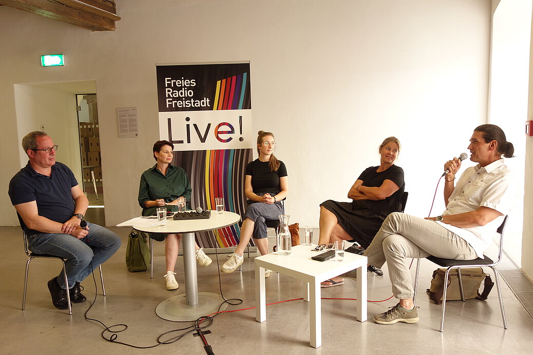 Hubert Zamut vom Regionalen Mobilitätsmanagement der RMOÖ MV (rechts außen) nahm an der von Martin Wassermair (links außen), Leiter der Politikredaktion - DORFTV, moderierten Podiumsdiskussion zum Thema Mobilität im ländlichen Raum teil. (c) FRF