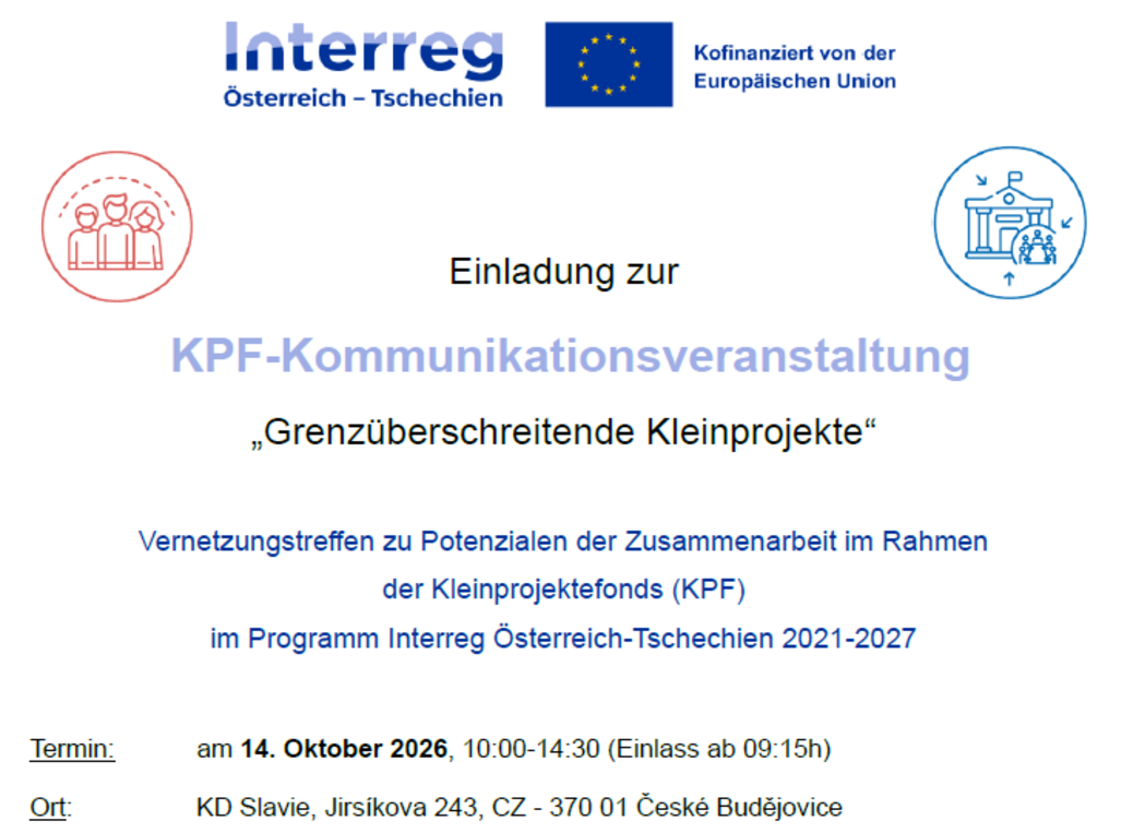 Menschen sitzen in einem Halbkreis zusammen und unterhalten sich, tauschen Informationen aus, erarbeiten gemeinsam ein Thema.
