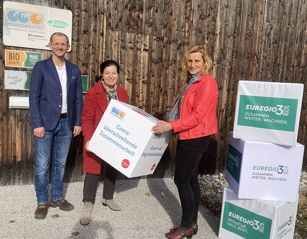 EUREGIO-Obfrau Gabriele Lackner-Strauss (Mitte) freut sich mit Romana Sadravetz (rechts) auf viele neue Projektideen im Mühlviertel. © RMOÖ MVBild 1 von 2 EUREGIO-Obfrau Gabriele Lackner-Strauss (Mitte) freut sich mit Romana Sadravetz (rechts) auf viele neue Projektideen im Mühlviertel. © RMOÖ MV