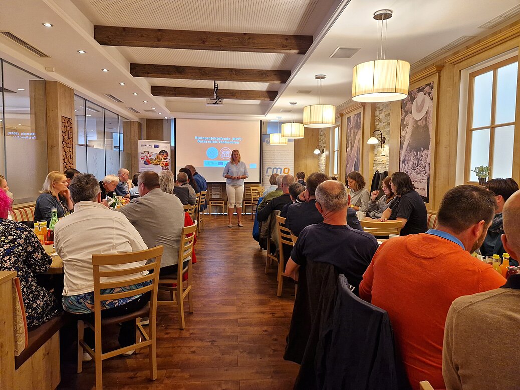  Zahlreiche Teilnehmer*inne bei der Auftaktveranstaltung der Kleinprojektefonds Österreich-Tschechien Foto: © RMOÖ GmbH