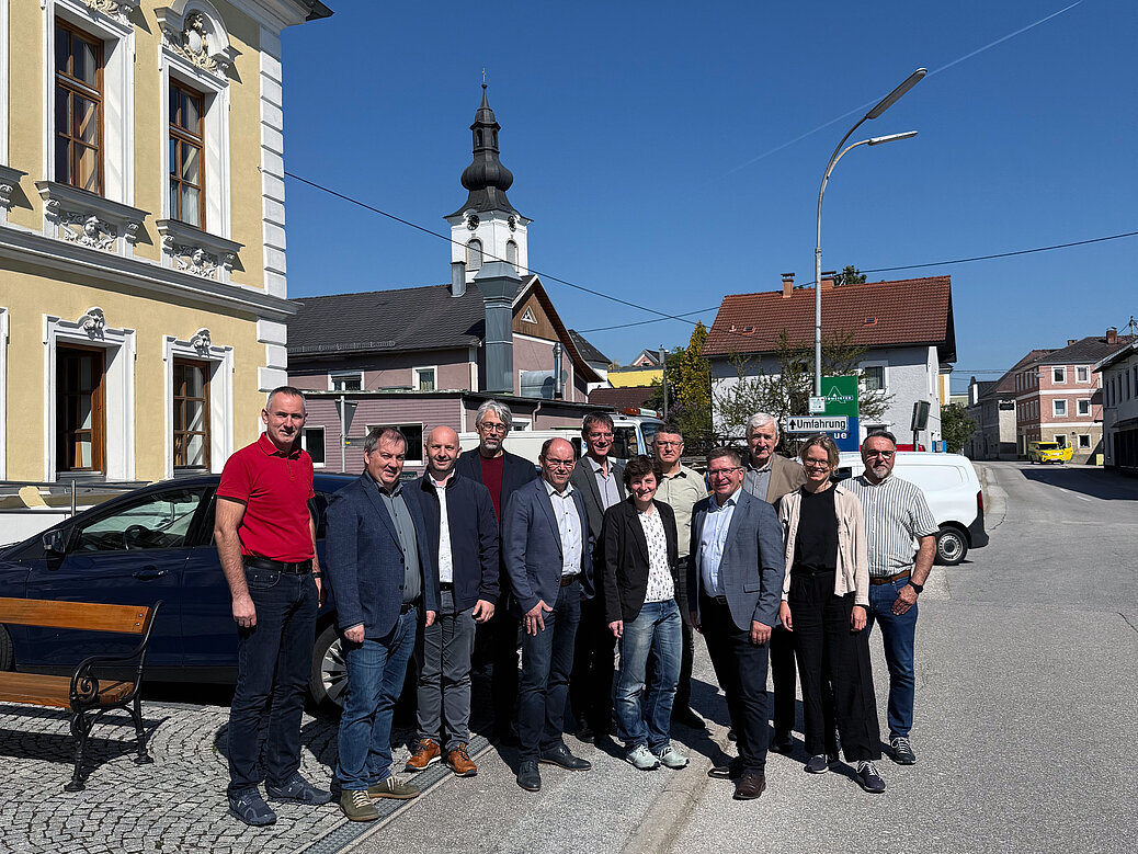 Die Projektgruppe erarbeitete Grundlagen für die Entwicklung der Ortskerne und Leerstände in den Gemeinden Lembach, Hofkirchen und Niederkappel. (v.l.n.r) Günter Peherstorfer (Amtsleiter Lembach), Christoph Artner-Sulzer (Regionalmanagement OÖ), Daniel Paster (Amtsleiter Niederkappel), Architekt Richard Steger (Architekturfachgeschäft), Bgm. Josef Wögerbaucher (Niederkappel), Mag. Johannes Brandl (SPES Zukunftsakademie), Bgm.in Nicole Leitnmüller (Lembach), Thomas Neundlinger (Amtsleiter Hofkirchen), Bgm. Martin Mairhofer (Hofkirchen), Herbert Ortner (Lembach), Architektin Maria Hamann (SPES Zukunftsakademie), Vzbgm. Reinhard Richtsfeld (Lembach)