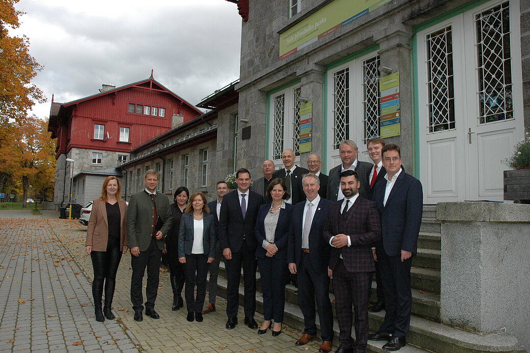 Freude über ein Zusammentreffen an einem historisch bedeutsamen Ort: Vertreter aus der Region zusammen mit Staatssekretärin Juliane Seifert am Bahnhof in Bayerisch Eisenstein.